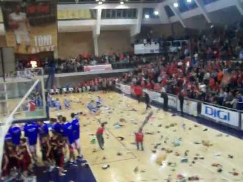 CSM DIGI ORADEA - CSM U CRAIOVA 83-74 22.12.2012 strangere jucarii de plus pt copiii defavorizati