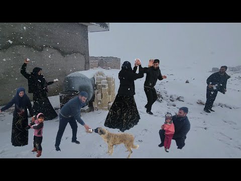 ❄☃️A dreamy snowy day: Umm al-Binin's happiness, and Nemat, under the heavy snowfall!