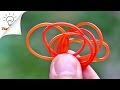 Il attache deux fourchettes avec un élastique... Un truc de cuisine brillant!
