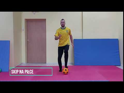 WueF W DOMU. Ćwiczenia z piłką - skip na piłce.