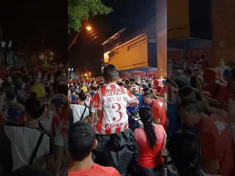 La Barra De La Bomba saliendo por la pujato Unión 1 vs Velez 0 2024