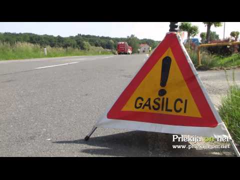 Tovorno vozilo se je prevrnilo na bok