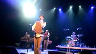 Elokuu - Juonitaan ja jeesustellaan (J. Karjalainen)