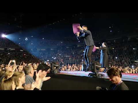 Sestra Dijana Lončarek i Marin Periš u Areni na koncertu 'Progledaj srcem'