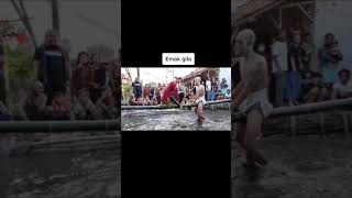 TIKTOK emak emak gila adu mekanik perang bantal YouTube shorts #shorts #lucu