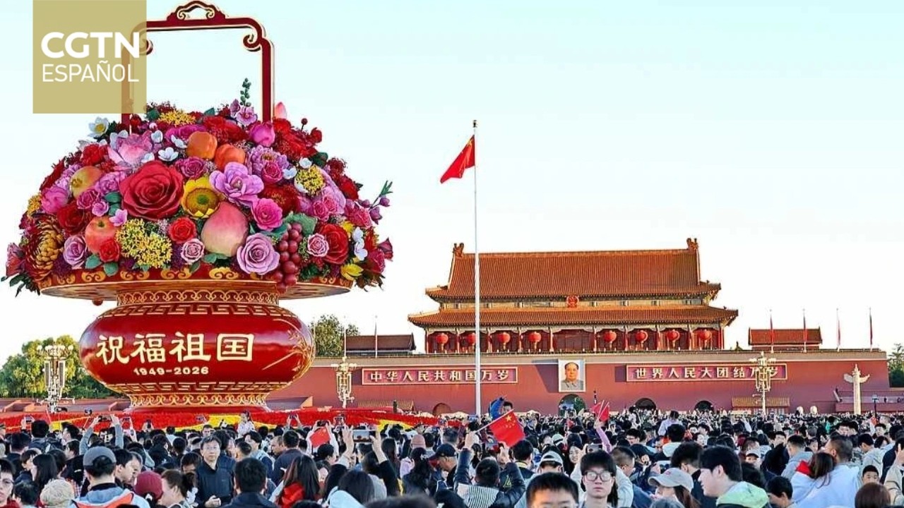 Plaza de Tian'anmen acoge una solemne ceremonia de izado de la bandera con motivo del Día Nacional