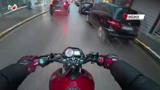 Otomobil İle Çarpışan Motosikletin Sürücüsü Yaralandı; Kaza Anı Kamerada