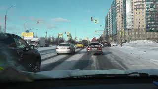 Управление на скользкой дороге зимой.