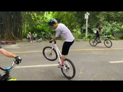 My first  street trial bike video 《City free riding》Wecome to my video😍