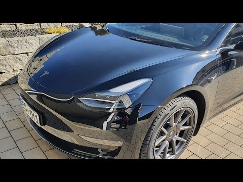 Emblem am Tesla Model 3 mit Sprühfolie schwärzen