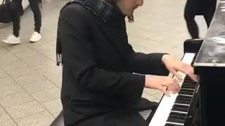 משחקים בסרט "שודדי הקאריביים" בתחנת הרכבת קינגס קרוס