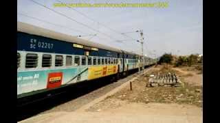 preview picture of video 'Kalyan WDG3A 13588 Leading Hyderabad Mumbai Express.'