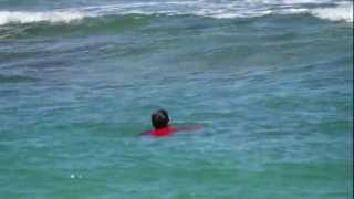 preview picture of video 'Gabriel nadando en la playa de Peterborough Victoria Australia'