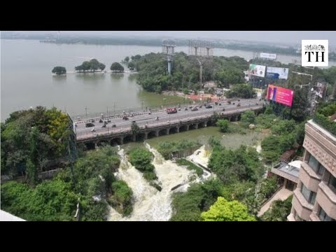Parede protetora do canal Hussain Sagar desaba parcialmente