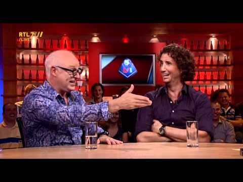 VI 15-08-11 - Jan Joost van Gangelen moet wel zijn plaats weten als Derksen het nieuws doorneemt
