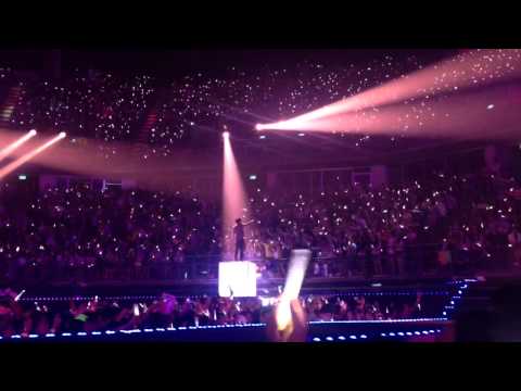 [Fancam] 140914 Yixing - Love Love Love #Exoplanetinbkk cr.@arizaziiz