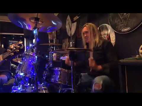 Nicko McBrain Hallowed be Thy Name drum cam Rock n roll Ribs 2017