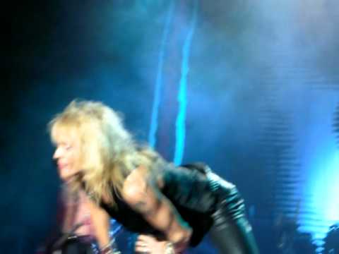 Alice Cooper ft. Michael Monroe - School's Out live @ Barona arena, Espoo 11.12.2009 (Part 1/2)