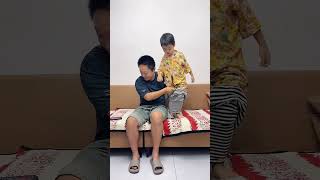 爸爸看手机入迷了，把儿子裤子都穿成裙子了还不知道，难怪儿子会生气#爸爸带娃#家有萌宝