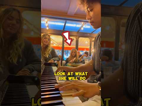 This girl starts to sing in the restaurant, EVERYONE WAS SHOCKED ????