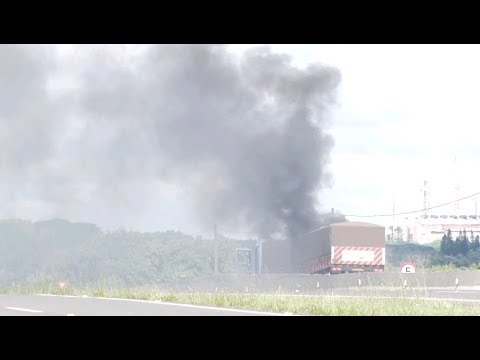 Caminhão pega fogo na Rodovia Fausto Santomauro