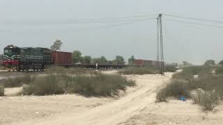 preview picture of video 'Pakistan Railways: Cargo Train Crossing Dunya Pur Railway Crossing'
