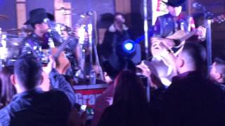 Ariel Camacho Te metistes, Dos jovenes muchachos