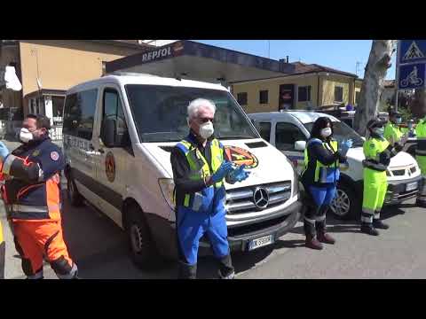 "Noi ci siamo" della Protezione civile. Il flash mob davanti all'Ospedale di Lugo