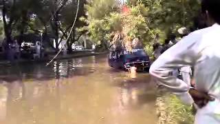 preview picture of video 'Toyota Hiace sink in Lahore Canal'