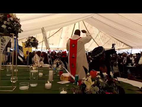 Rev Faleni paying last respect to Mrs Qwabaza