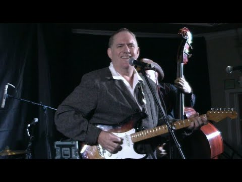 Shaun Young sings "Hey Flat Git It" at the 2022 New England Shake-Up