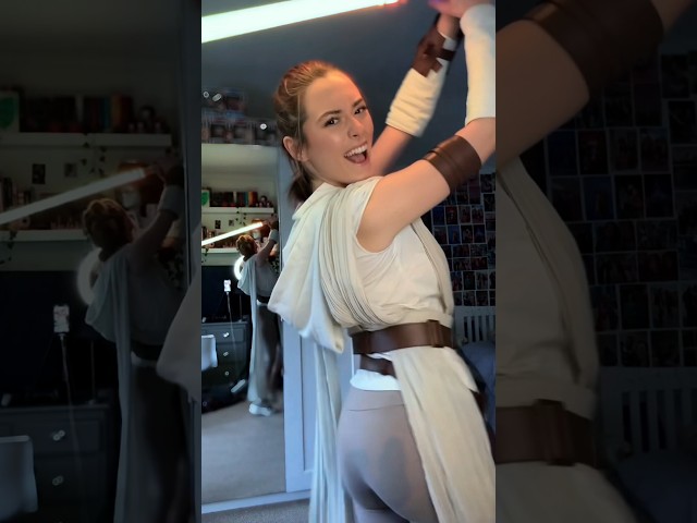 Vídeo relacionado con Jazwares - Disfraz de Star Wars The Force Awakens Rey para mujer, disfraz oficial de Star Wars, Multi, M