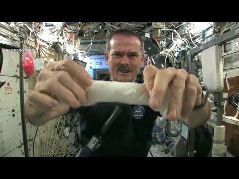 Tücken der Schwerelosigkeit: Die Weltall-Tricks des Bowie-Astronauten Chris Hadfield