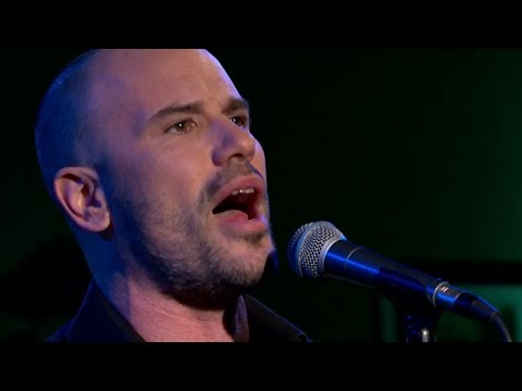 Martin Stenmarck sjunger låten "Ingen annan" - Malou Efter tio (TV4)