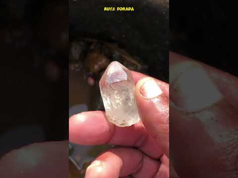 ¡ESTOS HOYOS EN LAS ROCAS ESCONDEN UN GRAN SECRETO! “ESTE BUSCADOR DE PIEDRAS PRECIOSAS LO SABE”