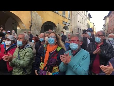 Cascina, Betti (centrosinistra) è il nuovo sindaco: fuori dal comitato si canta "Bella ciao"