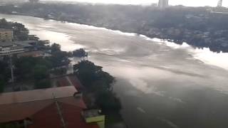 preview picture of video 'Mini Tornado/ Puting Beliung (Biau Balai) creates whirpool at Sarawak River, Kuching.'