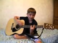 Мальчик очень красиво поёт и играет на гитаре Глаза карие mp4 