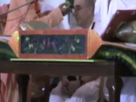 Padmalochan Das reads his offering to Srila Prabhupada during Vyasa Puja celebration in  Mayapur