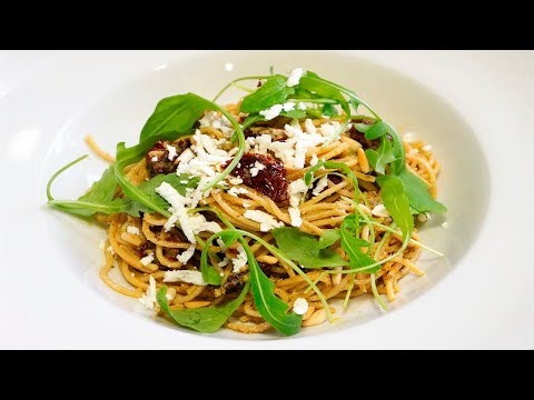 Espaguetis con rúcula y queso feta