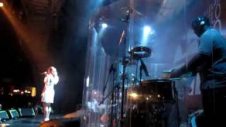 Maria Rita canta &quot;Santa chuva&quot;