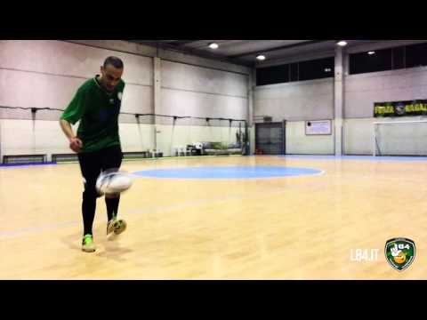 Adil El Adlani - Freestyle con la Palla da rugby - L84