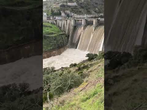 La presa de Miranda desagua al máximo por el volumen de agua que se espera