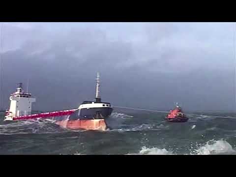 アイルランド沖のドラマチックなシーンで船員が救助される (Ship crew rescued in dramatic scene off Irish coast)