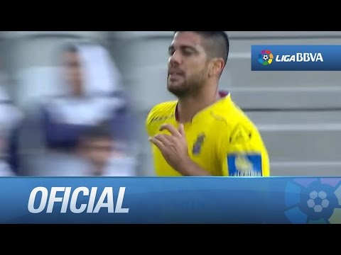 Remate forzado de Aythami que bloca Sergio Álvarez