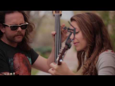 eTown Exclusive: Linday Lou & The Flatbellys - Magic Man (sidewalk jam)