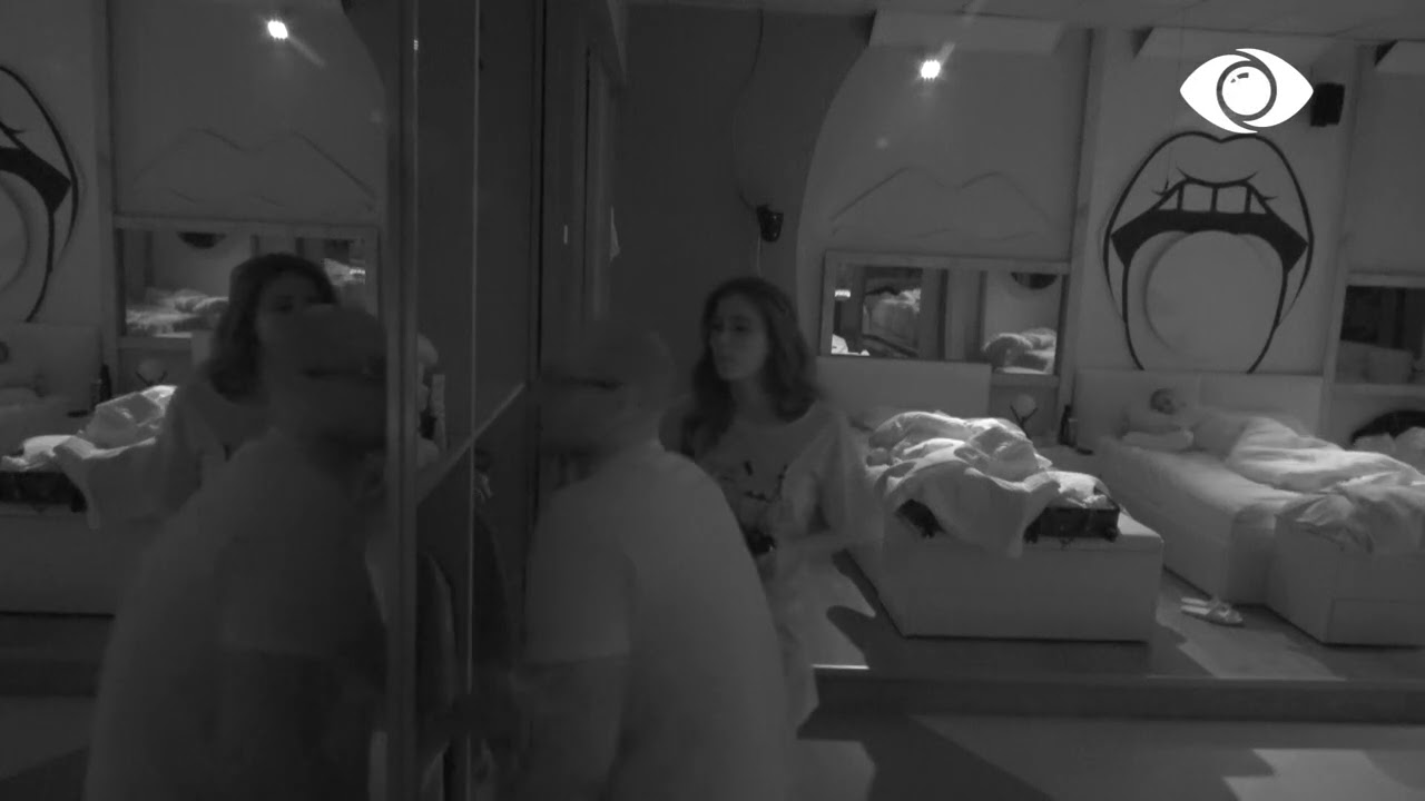 Jori shtrihet pranë krevatit të Kristit