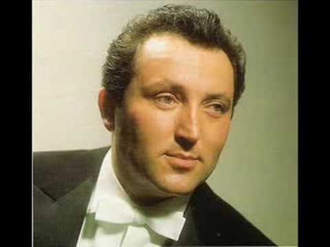 Ο Fritz Wunderlich [Φριτς Βούντερλιχ] ως Tamino [Ταμίνο] στην άρια «Dies Bildnis ist bezaubernd schön» [«Αυτή η εικόνα είναι μαγευτικά όμορφη»] από την όπερα Die Zauberflöte [Ο μαγικός αυλός] του Wolfgang Amadeus Mozart [Βόλφγκανγκ Αμαντέους Μότσαρτ] (ηχογράφηση 1964). Ο ρόλος του Ταμίνο συγκαταλέγεται στα πρότυπα του λυρικού οξύφωνου.