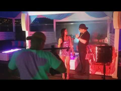 Comerte a besos. Detrás de camara yelsid la voz y Claudia Mena