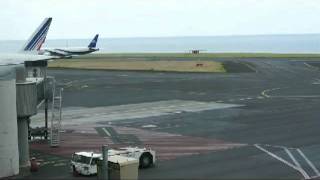 preview picture of video 'Push back, taxi and take-off F-ORUN from (FMEE) Ile de la Reunion'